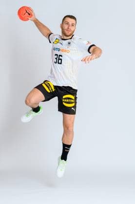 Muenchen, Deutschland 29. Oktober 2023: Handball DHB Maenner - Fotoshooting Lukas Mertens (Deutschland) Portrait, ganzkoerper, Bild, einzel, Einzelaufnahme, picture, single, solo, alleine, Muenchen Bayern Deutschland