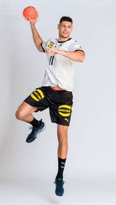 Muenchen, Deutschland 29. Oktober 2023: Handball DHB Maenner - Fotoshooting Sebastian Heymann (Deutschland) Portrait, ganzkoerper, Bild, einzel, Einzelaufnahme, picture, single, solo, alleine, Muenchen Bayern Deutschland