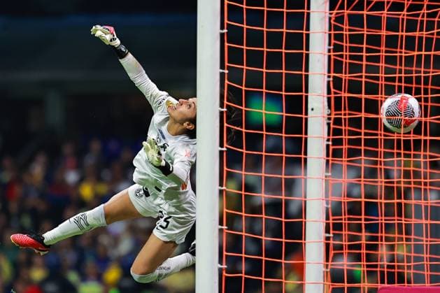 Bilder des Jahres 2023, Sport 11 November Sport Themen der Woche KW47 Sport Bilder des Tages RECORD DATE NOT STATED Liga MX Femenil Apertura 2023 America vs Tigres UANL Final Ida Itzel Gonzalez of America during the game America vs Tigres UANL, corresponding to first leg match of great final the Torneo Apertura 2023 of the Liga BBVA MX Femenil, at Azteca Stadium, on November 24, 2023. <br><br> Itzel Gonzalez de America durante el partido America vs Tigres UANL, correspondiente al partido de ida de la gran final del Torneo Apertura 2023 de la Liga BBVA MX Femenil, en el Estadio Azteca, el dia 24 de noviembre de 2023. CIUDAD DE MEXICO CDMX MEXICO  Copyright: xJuanxLuisxDiazx 20231124205210_LMXF_A23_FI_AME_UANL_GONZALEZ115