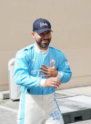 25.11.2023, Yas Marina Circuit, Abu Dhabi, Formula 1 Etihad Airways Abu Dhabi Grand Prix 2023 , im Bild Der argentinische Fussballer Sergio Leonel Kun Agüero del Castillo im Fahrerlager von Abu Dhabi. Abu Dhabi Yas Marina Circuit Vereinigten Arabischen Emirate