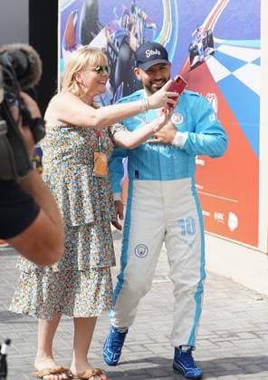 Formula 1 Etihad Airways Abu Dhabi Grand Prix 2023 25.11.2023, Yas Marina Circuit, Abu Dhabi, Formula 1 Etihad Airways Abu Dhabi Grand Prix 2023 , im Bild Der argentinische Fussballer Sergio Leonel Kun Agüero del Castillo im Fahrerlager von Abu Dhabi.