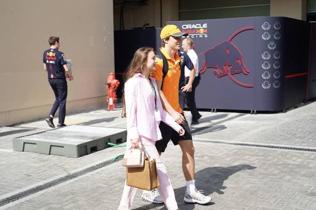 25.11.2023, Yas Marina Circuit, Abu Dhabi, Formula 1 Etihad Airways Abu Dhabi Grand Prix 2023 , im Bild Oscar Piastri (AUS), McLaren F1 Team mit Freundin Abu Dhabi Yas Marina Circuit Vereinigten Arabischen Emirate