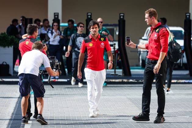 SAINZ Carlos (spa), Scuderia Ferrari SF-23, portrait during the 2023 Formula 1 Etihad Airways Abu Dhabi Grand Prix, 22th round of the 2023 Formula One World Championship, WM, Weltmeisterschaft from November 24 to 26, 2023 on the Yas Marina Circuit, in Abu Dhabi - F1 - ABU DHABI GRAND PRIX 2023 DPPI Panoramic  00123047_G0OD1817