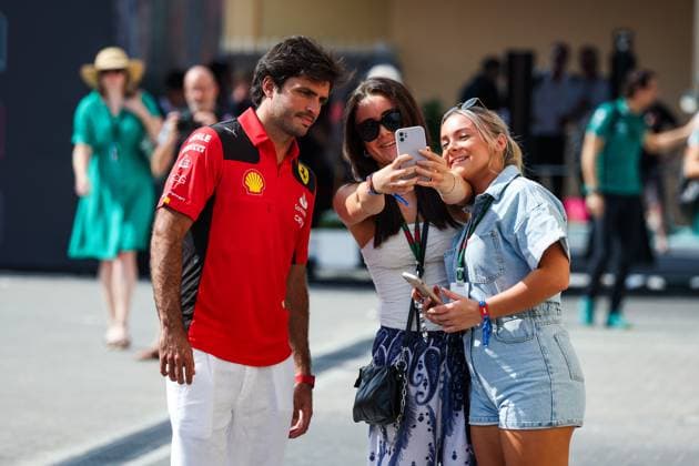 SAINZ Carlos (spa), Scuderia Ferrari SF-23, portrait during the 2023 Formula 1 Etihad Airways Abu Dhabi Grand Prix, 22th round of the 2023 Formula One World Championship, WM, Weltmeisterschaft from November 24 to 26, 2023 on the Yas Marina Circuit, in Abu Dhabi - F1 - ABU DHABI GRAND PRIX 2023 DPPI Panoramic  00123047_G0OD1835