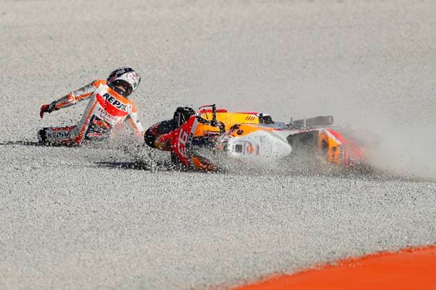 Bilder des Jahres 2023, Sport 11 November Sport Themen der Woche KW47 Sport Bilder des Tages 93 Marc Marquez, SPA, Repsol Honda crashes during the MotoGP qualifying at the final race at Gran Premio Motul de la Comunitat Valenciana at the the Ricardo Tormo Circuit, Valencia, Spain Valencia Spain Copyright: xGrahamxHoltx FocusXSValenciaDay3-013