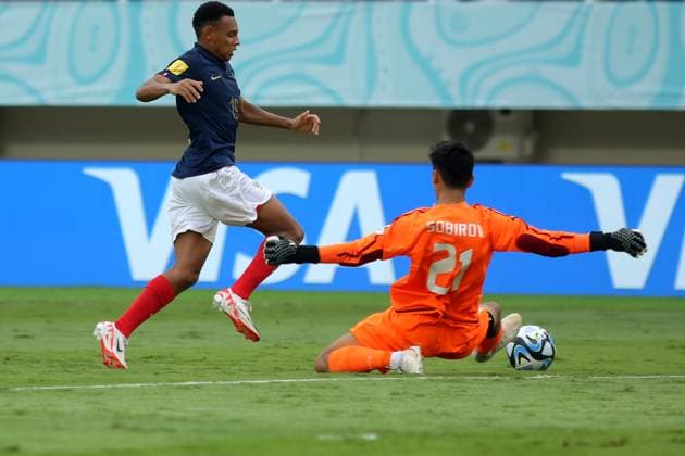 (231125) -- SURAKARTA, Nov. 25, 2023 -- Joan Tincres (L) of France vies with Uzbekistan s goalkeeper Muhammadyusuf Sobirov during the quarterfinal between France and Uzbekistan at the FIFA U-17 World Cup Indonesia 2023 at the Manahan Stadium in Surakarta, Central Java, Indonesia, Nov. 25, 2023. (Photo by Yanur Xinhua) (SP)INDONESIA-SURAKARTA-FIFA-WORLD CUP U17, U 17 QUARTER-FINAL-FRA VS UZB Yanuar 