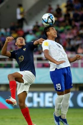 (231125) -- SURAKARTA, Nov. 25, 2023 -- Sherzodbek Abdulboriev (R) of Uzbekistan vies with Joan Tincres of France during the quarterfinal between France and Uzbekistan at the FIFA U-17 World Cup Indonesia 2023 at the Manahan Stadium in Surakarta, Central Java, Indonesia, Nov. 25, 2023. (Photo by Yanur Xinhua) (SP)INDONESIA-SURAKARTA-FIFA-WORLD CUP U17, U 17 QUARTER-FINAL-FRA VS UZB Yanuar 