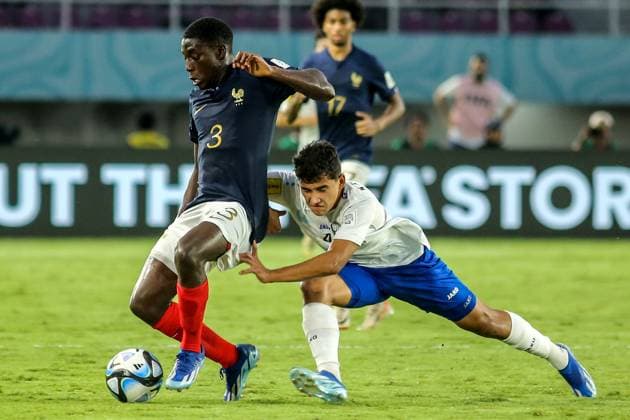 (231125) -- SURAKARTA, Nov. 25, 2023 -- Nhoa Sangui (L) of France vies with Behruzjon Karimov of Uzbekistan during the quarterfinal between France and Uzbekistan at the FIFA U-17 World Cup Indonesia 2023 at the Manahan Stadium in Surakarta, Central Java, Indonesia, Nov. 25, 2023. (Photo by Yanur Xinhua) (SP)INDONESIA-SURAKARTA-FIFA-WORLD CUP U17, U 17 QUARTERFINAL-FRA VS UZB Yanuar 