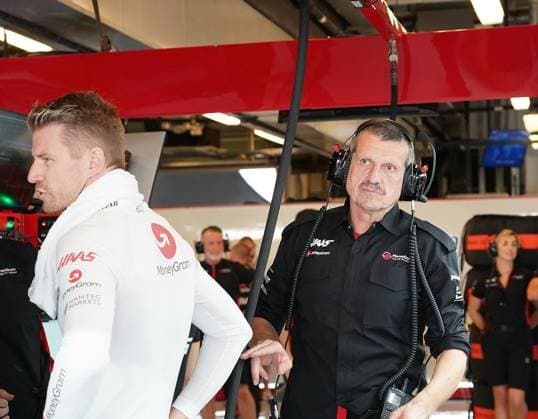 25.11.2023, Yas Marina Circuit, Abu Dhabi, Formula 1 Etihad Airways Abu Dhabi Grand Prix 2023 , im Bild Nico Hülkenberg (DEU), MoneyGram Haas F1 Team, Teamchef Günther Steiner (Moneygram Haas F1 Team) Abu Dhabi Yas Marina Circuit Vereinigten Arabischen Emirate