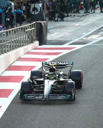 25.11.2023, Yas Marina Circuit, Abu Dhabi, Formula 1 Etihad Airways Abu Dhabi Grand Prix 2023 , im Bild Lewis Hamilton (GBR), Mercedes-AMG Petronas F1 Team Abu Dhabi Yas Marina Circuit Vereinigten Arabischen Emirate