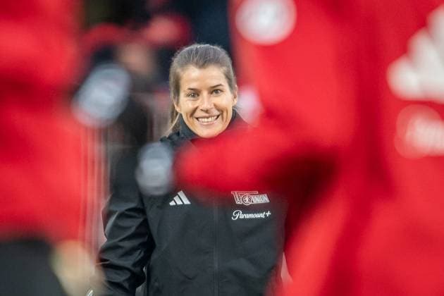 Bilder des Jahres 2023, Sport 11 November Sport Themen der Woche KW47 Sport Bilder des Tages 1. Fussball Bundesliga, 1. FC Union Berlin vs FC Augsburg. Berlin, 25.11.2023 Marie Louise Eta (Interims Co Trainerin 1. FC Union Berlin) 1. Fussball Bundesliga, 1. FC Union Berlin vs FC Augsburg, Stadion An der Alten Försterei, Berlin 25.11.2023 DFL REGULATIONS PROHIBIT ANY USE OF PHOTOGRAPHS AS IMAGE SEQUENCES AND OR QUASI-VIDEO. *** 1 Soccer Bundesliga, 1 FC Union Berlin vs FC Augsburg Berlin, 25 11 2023 Marie Louise Eta Interim Co Coach 1 FC Union Berlin 1 Soccer Bundesliga, 1 FC Union Berlin vs FC Augsburg, Stadion An der Alten Försterei, Berlin 25 11 2023 DFL REGULATIONS PROHIBIT ANY USE OF PHOTOGRAPHS AS IMAGE SEQUENCES AND OR QUASI VIDEO Copyright: xBEAUTIFULxSPORTS LucianoxLimax