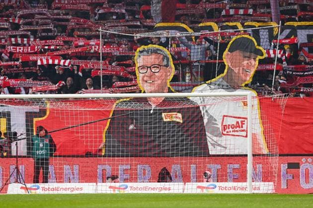 Fussball, Herren, Saison 2023 2024, 1. Bundesliga (12. Spieltag), 1. FC Union Berlin - FC Augsburg, v. l. Fans von Union danken Ex-Trainer Urs Fischer und Ex-Co-Trainer Markus Hoffmann, 25.11.2023, Copyright: xMatthiasxKochx