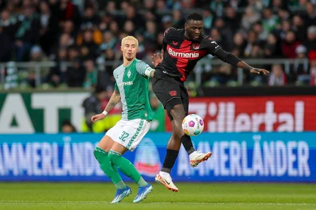 Germany, Bremen, 25.11.2023, WOHNINVEST Weserstadion, Werder Bremen vs Bayer 04 Leverkusen - 1. Bundesliga, Marco Friedl (Werder Bremen) und Victor Boniface (Bayer 04 Leverkusen) battle for the ball Bremen WOHNINVEST Weserstadion Germany