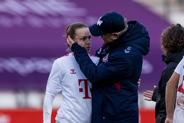Sport Themen der Woche KW47 Sport Bilder des Tages DFB Pokal der Frauen Achtelfinale, SGS Essen - 1. FC Köln; 25.11.2023 Daniel Weber (Trainer 1. FC Köln) tröstet Dora Zeller (1. FC Köln, 19) DFB Pokal der Frauen Achtelfinale, SGS Essen - 1. FC Köln, Essen, Stadion an der Hafenstrasse am 25.11.2023 DFB REGULATIONS PROHIBIT ANY USE OF PHOTOGRAPHS AS IMAGE SEQUENCES AND OR QUASI-VIDEO. *** DFB Pokal der Frauen Achtelfinale, SGS Essen 1 FC Köln 25 11 2023 Daniel Weber Trainer 1 FC Köln consoles Dora Zeller 1 FC Köln, 19 DFB Pokal der Frauen Achtelfinale, SGS Essen 1 FC Köln, Essen, Stadion an der Hafenstrasse am 25 11 2023 DFB REGULATIONS PROHIBIT ANY USE OF PHOTOGRAPHS AS IMAGE SEQUENCES AND OR QUASI VIDEO Copyright: xBEAUTIFULxSPORTS Wunderlx