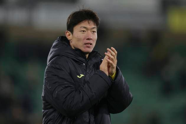 Norwich City v Queens Park Rangers Sky Bet Championship Match winner Ui-Jo Hwang of Norwich applauds the fans at the end of the Sky Bet Championship match at Carrow Road, Norwich Copyright: xPaulxChestertonx FIL-19281-0082 UK Newspapers OUT