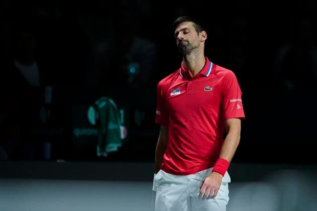 Sport Themen der Woche KW47 Davis Cup Final - Italy v Serbia Semi-Final MALAGA, SPAIN - NOVEMBER 25: Novak Djokovic of Serbia looks on during the Semi-Final match against Jannik Sinner of Italy in Davis Cup Final at Palacio de Deportes Jose Maria Martin Carpena on November 25, 2023 in Malaga, Spain. (Photo by Francisco Macia Photo Players Images) Malaga Palacio de Deportes Jose Maria Martin Carpena Malaga Spain Copyright: xFranciscoxMaciax