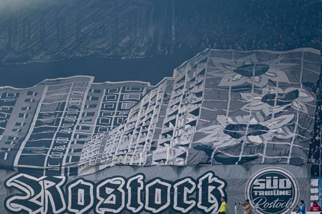 Sport Themen der Woche KW47 Sport Bilder des Tages Rostock, Deutschland 25. November 2023: 2. BL - 2023 2024 - FC Hansa Rostock vs. FC St. Pauli Im Bild: Ein Teil der Choreo auf der Südtribüne Plattenbau Rostock mit dem Sonnenblumenhaus DFL regulations prohibit any use of photographs as image sequences and or quasi-video. *** Rostock, Germany 25 November 2023 2 BL 2023 2024 FC Hansa Rostock vs FC St Pauli In the picture A part of the choreo on the south stand Plattenbau Rostock with the sunflower house DFL regulations prohibit any use of photographs as image sequences and or quasi video Copyright: xFotostandx xVoelkerx