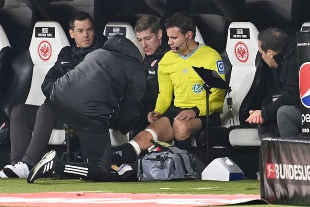 Sport Themen der Woche KW47 Sport Bilder des Tages Verletzung Schiedsrichter Dr. Felix BRYCH. laesst sich auf der Frankfurter Bank behandeln. Fussball 1. Bundesliga Saison 2023 2024, 12.Spieltag, Spieltag12, Eintracht Frankfurt - VFB Stuttgart am 25.11.2023, DEUTSCHE BANK PARK Frankfurt. *** Injury Referee Dr. Felix BRYCH receives treatment on the Frankfurt bench Football 1 Bundesliga season 2023 2024, Matchday 12, Matchday 12, Eintracht Frankfurt VFB Stuttgart on 25 11 2023, DEUTSCHE BANK PARK Frankfurt