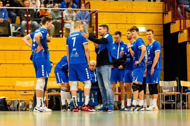 25.11.2023, GER, 2.BL Maenner Sued, Volleyball,Saison 2023 2024, Blue Volleys Gotha vs TV Buehl Jonas Kronseder (Blue Volleys Gotha) Krochmann, Hannes (Blue Volleys Gotha) 99867 Gotha Ernestiner-Halle Thüringen Deutschland
