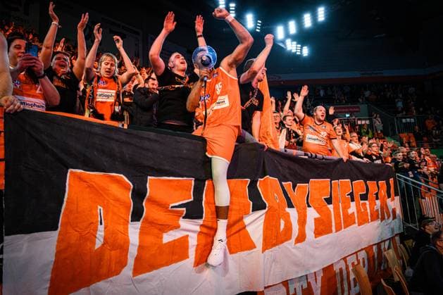 Sport Themen der Woche KW47 Sport Bilder des Tages 25.11.2023, ratiopharm Arena, Germany, Neu Ulm, ratiopharm ulm vs Hakro Merlins Crailsheim - Basketball Bundesliga, Karim Jallow (ratiopharm ulm) gestikuliert, gestik (Foto H. Langer) ratiopharm Arena Neu Ulm Germany *** 25 11 2023, ratiopharm Arena, Germany, Neu Ulm, ratiopharm ulm vs Hakro Merlins Crailsheim Basketball Bundesliga, Karim Jallow ratiopharm ulm gestures, gesture photo H Langer ratiopharm Arena Neu Ulm Germany  541_ulmMER20231125_064 Langer-541