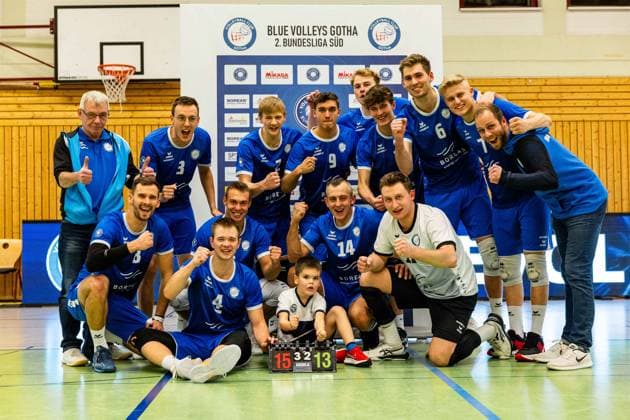 25.11.2023, GER, 2.BL Maenner Sued, Volleyball,Saison 2023 2024, Blue Volleys Gotha vs TV Buehl Die Mannschaft der Blue Volleys Gotha feiert nach dem Sieg gegen TV Buehl 99867 Gotha Ernestiner-Halle Thüringen Deutschland