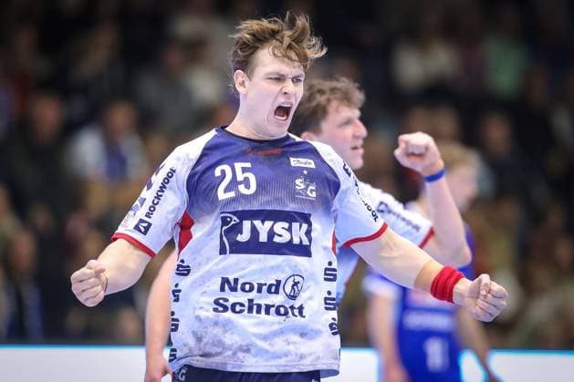 Bilder des Jahres 2023, Sport 11 November Sport Themen der Woche KW47 Sport Bilder des Tages 25.11.2023, Gummersbach, Handball, Liqui Moly Bundesliga, Schwalbe-Arena, VfL Gummersbach - SG Flensburg-Handewitt: Lukas Jorgensen (SG Flensburg-Handewitt) jubelnd auf dem Spielfeld Nordrhein-Westfalen Deutschland *** 25 11 2023, Gummersbach, Handball, Liqui Moly Bundesliga, Schwalbe Arena, VfL Gummersbach SG Flensburg Handewitt Lukas Jorgensen SG Flensburg Handewitt cheering on the pitch North Rhine-Westphalia Germany