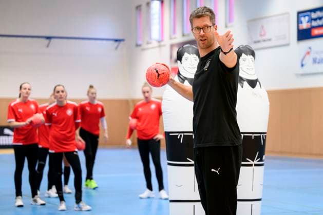 Handball, Frauen: Lehrgang Grosswallstadt Trainer Markus Gaugisch (Deutschland) Grosswallstadt Sporthotel Deutschland
