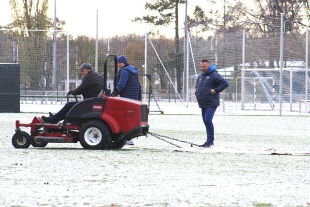 DEU, DFL, 2. FBL Hertha BSC, Training, 25.11.2023, Sportforum, Berlin, DEU, DFL, 2. FBL Hertha BSC, Training, im Bild Cheftrainer Pal Dardai (Hertha BSC Berlin), Schnee DFL - regulations prohibit any use of Photographs as image sequences and or quasi-video Foto: Juergen Engler nordphoto GmbH