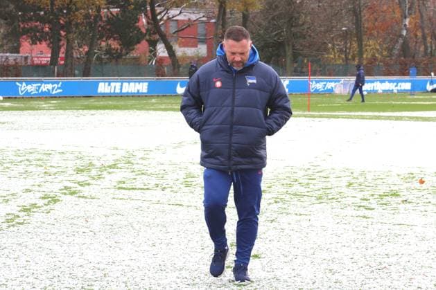 DEU, DFL, 2. FBL Hertha BSC, Training, 25.11.2023, Sportforum, Berlin, DEU, DFL, 2. FBL Hertha BSC, Training, im Bild Cheftrainer Pal Dardai (Hertha BSC Berlin), Schnee DFL - regulations prohibit any use of Photographs as image sequences and or quasi-video Foto: Juergen Engler nordphoto GmbH