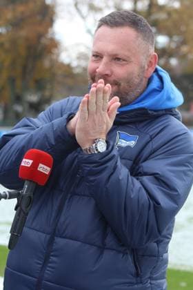 DEU, DFL, 2. FBL Hertha BSC, Training, 25.11.2023, Sportforum, Berlin, DEU, DFL, 2. FBL Hertha BSC, Training, im Bild Cheftrainer Pal Dardai (Hertha BSC Berlin), Schnee DFL - regulations prohibit any use of Photographs as image sequences and or quasi-video Foto: Juergen Engler nordphoto GmbH