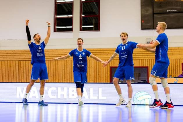 25.11.2023, GER, 2.BL Maenner Sued, Volleyball,Saison 2023 2024, Blue Volleys Gotha vs TV Buehl Dominik Duchac (Blue Volleys Gotha) Werner, Robert (Blue Volleys Gotha) Harrison Paul McBean (Blue Volleys Gotha) Krochmann, Hannes (Blue Volleys Gotha) 99867 Gotha Ernestiner-Halle Thüringen Deutschland