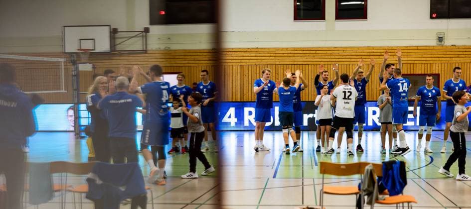 25.11.2023, GER, 2.BL Maenner Sued, Volleyball,Saison 2023 2024, Blue Volleys Gotha vs TV Buehl Die Blue Volleys Gotha laufen in die Sporthalle ein 99867 Gotha Ernestiner-Halle Thüringen Deutschland