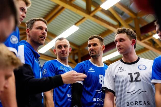 25.11.2023, GER, 2.BL Maenner Sued, Volleyball,Saison 2023 2024, Blue Volleys Gotha vs TV Buehl Jonas Kronseder (Blue Volleys Gotha) Gorski, Tomasz (Blue Volleys Gotha) Dominik Duchac (Blue Volleys Gotha) Stueckrad, Max (Blue Volleys Gotha) 99867 Gotha Ernestiner-Halle Thüringen Deutschland