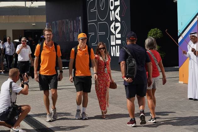 Formula 1 Etihad Airways Abu Dhabi Grand Prix 2023 26.11.2023, Yas Marina Circuit, Abu Dhabi, Formula 1 Etihad Airways Abu Dhabi Grand Prix 2023 , im Bild Oscar Piastri (AUS), McLaren F1 Team mit Freundin.