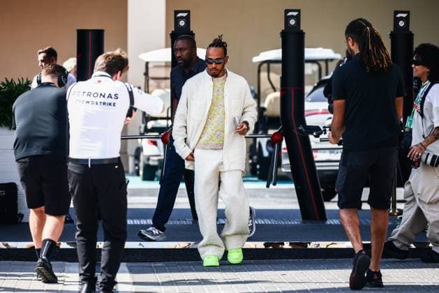 November 26, 2023, Abu Dhabi, United Arab Emirates: Lewis Hamilton of Mercedes arrives in a paddock ahead of Formula 1 Abu Dhabi Grand Prix at Yas Marina Circuit on November 26, 2023 in Abu Dhabi, United Arab Emirates. Abu Dhabi United Arab Emirates - ZUMAz156 0367992175st Copyright: xBeataxZawrzelx