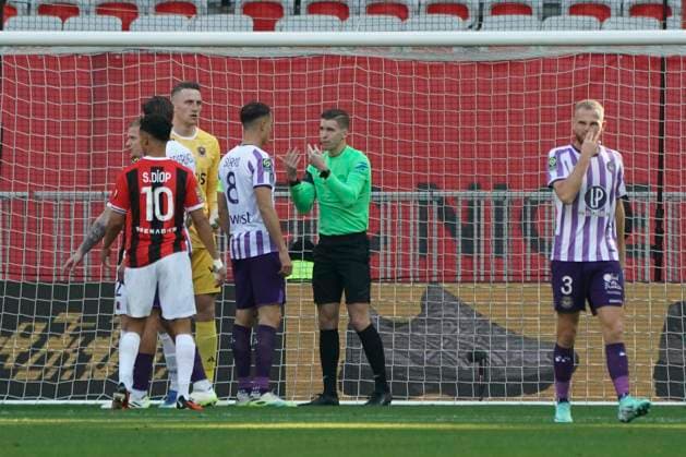 But refusÃ - Vincent Sierro (Toulouse FC) - Francois Letexier (arbitre) FOOTBALL : OGC Nice vs Toulouse FC - Ligue 1 Uber Eats - Nice - 26 11 2023 NorbertScanella Panoramic 