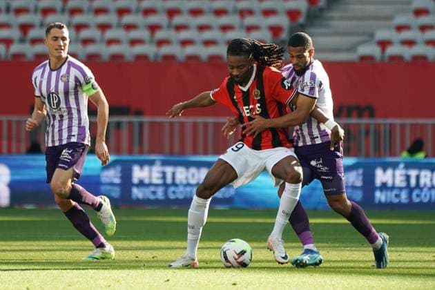 Khephren Thuram (OGC Nice) - Frank Magri (Toulouse FC) FOOTBALL : OGC Nice vs Toulouse FC - Ligue 1 Uber Eats - Nice - 26 11 2023 NorbertScanella Panoramic 