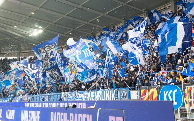 Die Fans des Karlsruher SC machen auf der Tribuene im Wildparkstadion Stimmung, GER, Karlsruher SC vs. 1. FC Nuernberg, Fussball, Herren, 2. Bundesliga, 14. Spieltag, Spielzeit 2023 2024, 26.11.2023, (DFL REGULATIONS PROHIBIT ANY USE OF PHOTOGRAPHS AS IMAGE SEQUENCES AND OR QUASI-VIDEO) GER, Karlsruher SC vs. 1. FC Nuernberg, Sport, Fussball, Herren, 2. Bundesliga, 14. Spieltag, Spielzeit 2023 2024, 26.11.2023, Karlsruhe