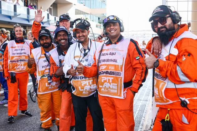 November 26, 2023, Abu Dhabi, United Arab Emirates: Pit lane marshalls are seen during drivers parade ahead of Formula 1 Abu Dhabi Grand Prix at Yas Marina Circuit on November 26, 2023 in Abu Dhabi, United Arab Emirates. Abu Dhabi United Arab Emirates - ZUMAz156 0368014362st Copyright: xBeataxZawrzelx