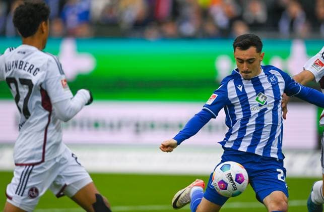 Paul Nebel (Karlsruher SC, 26, rechts) trifft aus kurzer Entfernung zum 1:0, GER, Karlsruher SC vs. 1. FC Nuernberg, Fussball, Herren, 2. Bundesliga, 14. Spieltag, Spielzeit 2023 2024, 26.11.2023, (DFL REGULATIONS PROHIBIT ANY USE OF PHOTOGRAPHS AS IMAGE SEQUENCES AND OR QUASI-VIDEO) GER, Karlsruher SC vs. 1. FC Nuernberg, Sport, Fussball, Herren, 2. Bundesliga, 14. Spieltag, Spielzeit 2023 2024, 26.11.2023, Karlsruhe