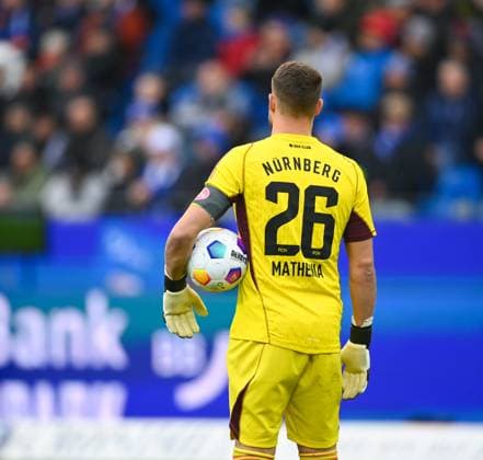 Christian Mathenia (1. FC Nuernberg, 26) ist nach dem fruehen Gegentor zum 1:0 von Karlsruhe bedient, Ansicht von hinten, GER, Karlsruher SC vs. 1. FC Nuernberg, Fussball, Herren, 2. Bundesliga, 14. Spieltag, Spielzeit 2023 2024, 26.11.2023, (DFL REGULATIONS PROHIBIT ANY USE OF PHOTOGRAPHS AS IMAGE SEQUENCES AND OR QUASI-VIDEO) GER, Karlsruher SC vs. 1. FC Nuernberg, Sport, Fussball, Herren, 2. Bundesliga, 14. Spieltag, Spielzeit 2023 2024, 26.11.2023, Karlsruhe