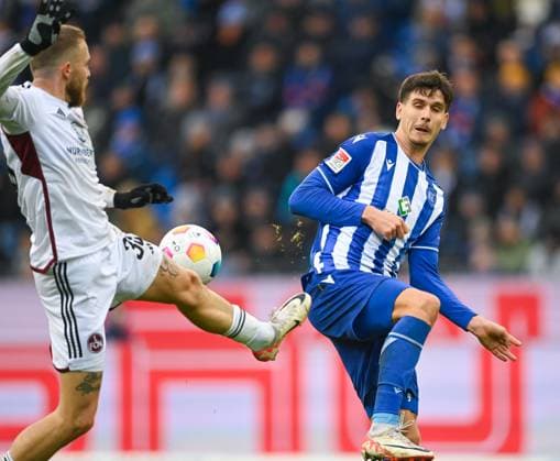 Igor Matanovic (Karlsruher SC, 9, rechts) im Zweikampf mit Lukas Schleimer (1. FC Nuernberg, 36), GER, Karlsruher SC vs. 1. FC Nuernberg, Fussball, Herren, 2. Bundesliga, 14. Spieltag, Spielzeit 2023 2024, 26.11.2023, (DFL REGULATIONS PROHIBIT ANY USE OF PHOTOGRAPHS AS IMAGE SEQUENCES AND OR QUASI-VIDEO) GER, Karlsruher SC vs. 1. FC Nuernberg, Sport, Fussball, Herren, 2. Bundesliga, 14. Spieltag, Spielzeit 2023 2024, 26.11.2023, Karlsruhe