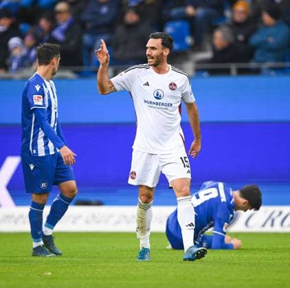 Ivan Marquez (1. FC Nuernberg, 15) ist mit einer Schiedsrichter-Entscheidung unzufrieden, GER, Karlsruher SC vs. 1. FC Nuernberg, Fussball, Herren, 2. Bundesliga, 14. Spieltag, Spielzeit 2023 2024, 26.11.2023, (DFL REGULATIONS PROHIBIT ANY USE OF PHOTOGRAPHS AS IMAGE SEQUENCES AND OR QUASI-VIDEO) GER, Karlsruher SC vs. 1. FC Nuernberg, Sport, Fussball, Herren, 2. Bundesliga, 14. Spieltag, Spielzeit 2023 2024, 26.11.2023, Karlsruhe