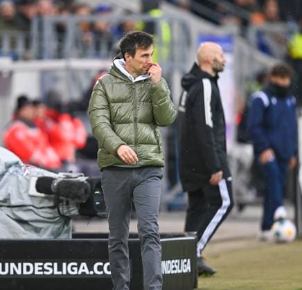 Christian Eichner (Karlsruher SC, Chef-Trainer) schaut sich konzentriert das Spiel an, GER, Karlsruher SC vs. 1. FC Nuernberg, Fussball, Herren, 2. Bundesliga, 14. Spieltag, Spielzeit 2023 2024, 26.11.2023, (DFL REGULATIONS PROHIBIT ANY USE OF PHOTOGRAPHS AS IMAGE SEQUENCES AND OR QUASI-VIDEO) GER, Karlsruher SC vs. 1. FC Nuernberg, Sport, Fussball, Herren, 2. Bundesliga, 14. Spieltag, Spielzeit 2023 2024, 26.11.2023, Karlsruhe