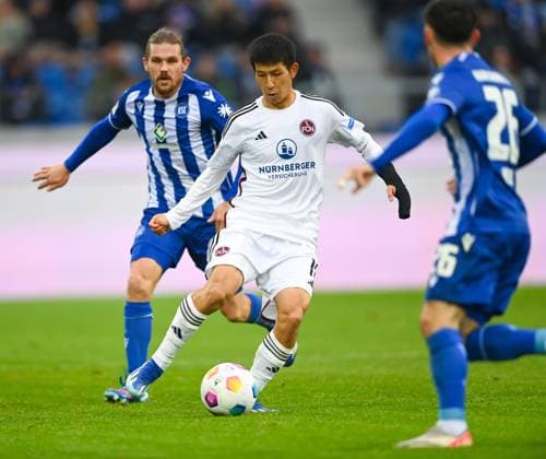 Kanji Okunuki (1. FC Nuernberg, 11) am Ball, hinter ihm Sebastian Jung (Karlsruher SC, 2), GER, Karlsruher SC vs. 1. FC Nuernberg, Fussball, Herren, 2. Bundesliga, 14. Spieltag, Spielzeit 2023 2024, 26.11.2023, (DFL REGULATIONS PROHIBIT ANY USE OF PHOTOGRAPHS AS IMAGE SEQUENCES AND OR QUASI-VIDEO) GER, Karlsruher SC vs. 1. FC Nuernberg, Sport, Fussball, Herren, 2. Bundesliga, 14. Spieltag, Spielzeit 2023 2024, 26.11.2023, Karlsruhe