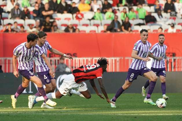 Evann Guesssand (OGC Nice) - Rasmus Schmidt Nicolaisen (Toulouse FC) - Stijn Spierings (Toulouse FC) FOOTBALL : OGC Nice vs Toulouse FC - Ligue 1 Uber Eats - Nice - 26 11 2023 NorbertScanella Panoramic 