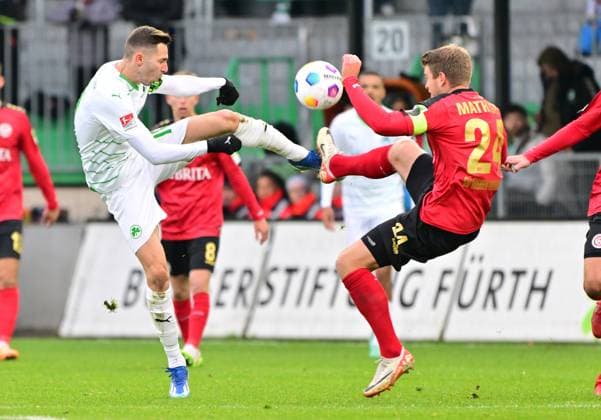 Sport Bilder des Tages 26.11.2023 - Fussball - Saison 2023 2024 - 2. Fussball - Bundesliga - 14. Spieltag: SpVgg Greuther Fürth ( Kleeblatt ) - SV Wehen Wiesbaden SVWW - Sportfoto Zink - xwoxzix - DFL regulations prohibit any use of photographs as image sequences and or quasi-video - only for editorial use - Branimir Hrgota (10. SpVgg Greuther Fürth ) (24, SpVgg Greuther Fürth )