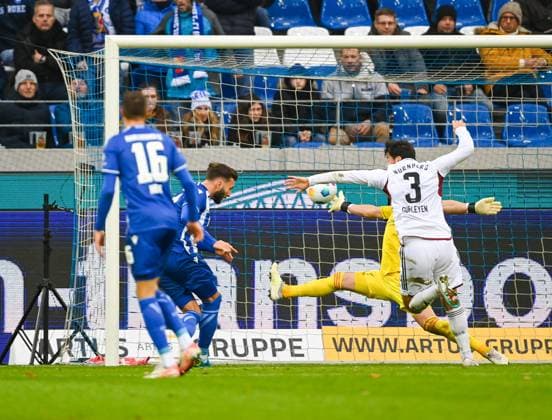 Fabian Schleusener (Karlsruher SC, 24, hinten) trifft per Kopf zum 2:1, GER, Karlsruher SC vs. 1. FC Nuernberg, Fussball, Herren, 2. Bundesliga, 14. Spieltag, Spielzeit 2023 2024, 26.11.2023, (DFL REGULATIONS PROHIBIT ANY USE OF PHOTOGRAPHS AS IMAGE SEQUENCES AND OR QUASI-VIDEO) GER, Karlsruher SC vs. 1. FC Nuernberg, Sport, Fussball, Herren, 2. Bundesliga, 14. Spieltag, Spielzeit 2023 2024, 26.11.2023, Karlsruhe