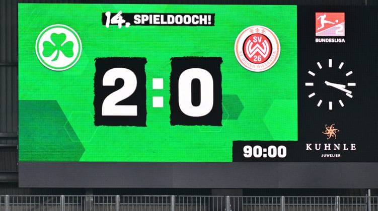 26.11.2023 - Fussball - Saison 2023 2024 - 2. Fussball - Bundesliga - 14. Spieltag: SpVgg Greuther Fürth ( Kleeblatt ) - SV Wehen Wiesbaden SVWW - Sportfoto Zink - xwoxzix - DFL regulations prohibit any use of photographs as image sequences and or quasi-video - only for editorial use - Endergebnis auf Anzeigetafel