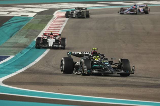 44 HAMILTON Lewis (gbr), Mercedes AMG F1 Team W14, action during the 2023 Formula 1 Etihad Airways Abu Dhabi Grand Prix, 22th round of the 2023 Formula One World Championship, WM, Weltmeisterschaft from November 24 to 26, 2023 on the Yas Marina Circuit, in Abu Dhabi - F1 - ABU DHABI GRAND PRIX 2023 - RACE DPPI Panoramic  G0OD5667 copie